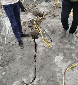 阿克苏地区人工挖孔桩炮机打不动用什么机器裂石